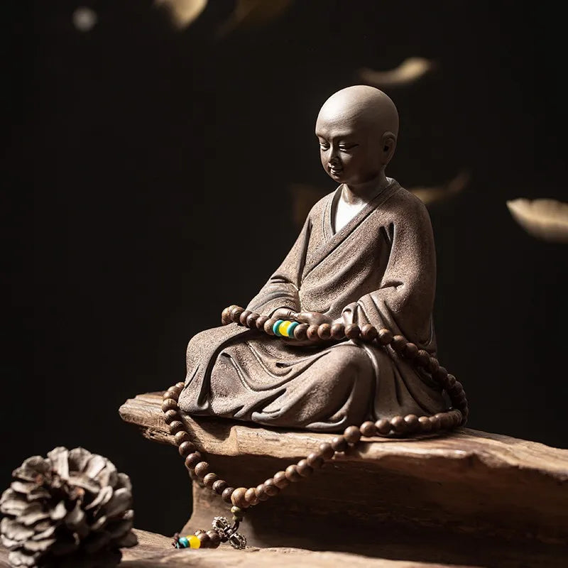 Estátua de Monge Meditando com Japamala – Equilíbrio e Serenidade em Cada Detalhe