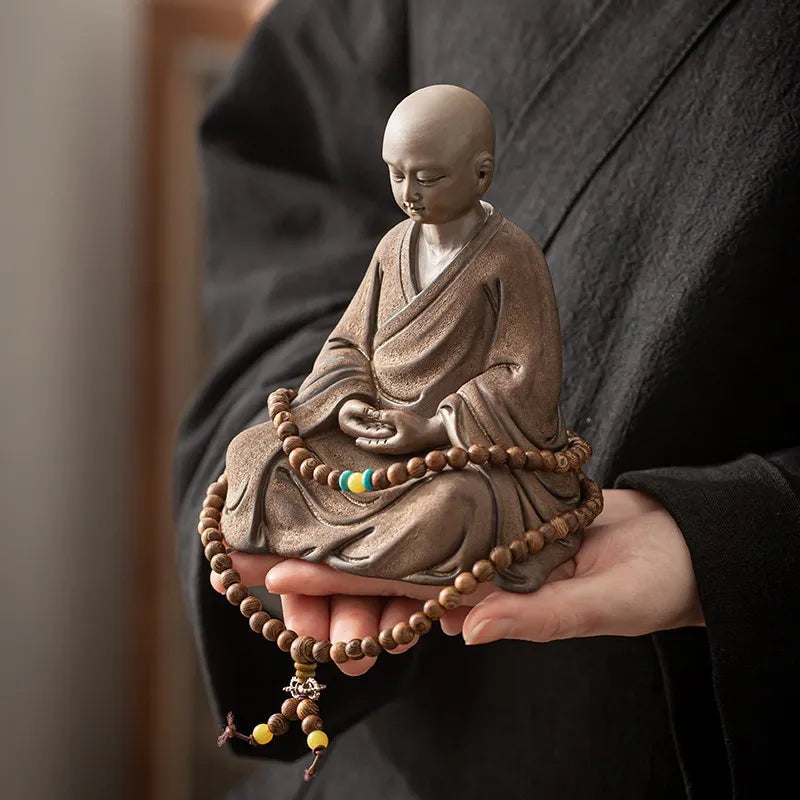 Estátua de Monge Meditando com Japamala – Equilíbrio e Serenidade em Cada Detalhe