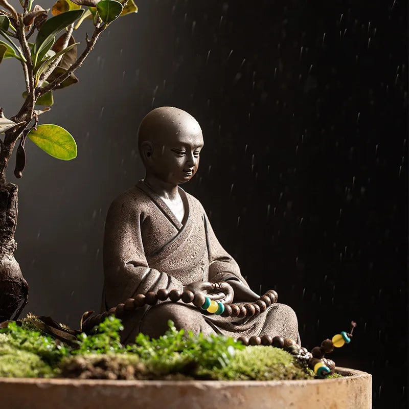 Estátua de Monge Meditando com Japamala – Equilíbrio e Serenidade em Cada Detalhe